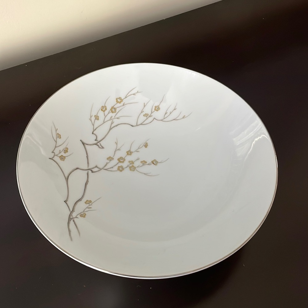 Vintage Mikasa Fine China “ISE” 5344 Gold Leaf Pattern 9.5” Bowl